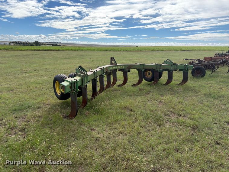 image for item EW4402 John Deere E0900 V-ripper