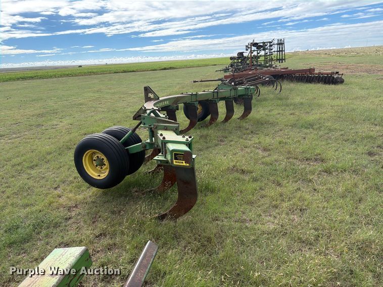 image for item EW4402 John Deere E0900 V-ripper