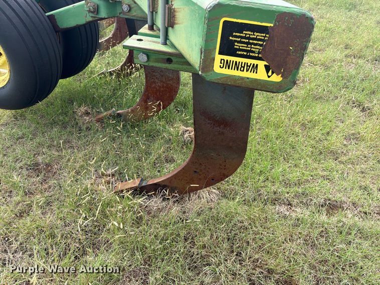 image for item EW4402 John Deere E0900 V-ripper