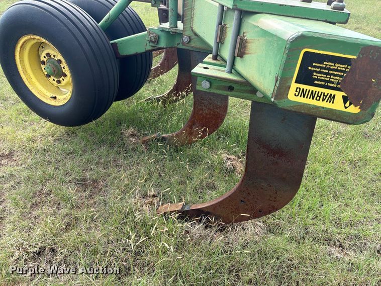 image for item EW4402 John Deere E0900 V-ripper