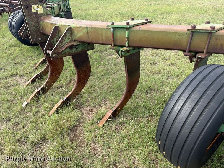 image for item EW4402 John Deere E0900 V-ripper