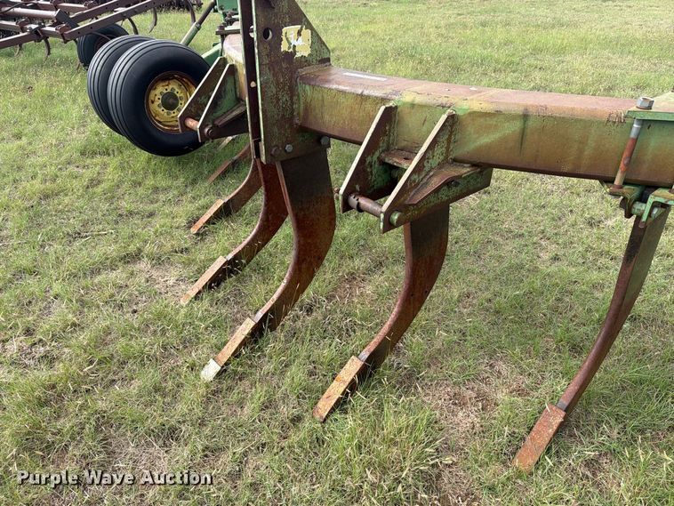 image for item EW4402 John Deere E0900 V-ripper