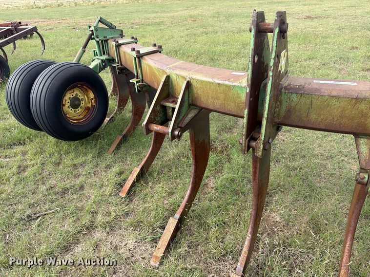 image for item EW4402 John Deere E0900 V-ripper