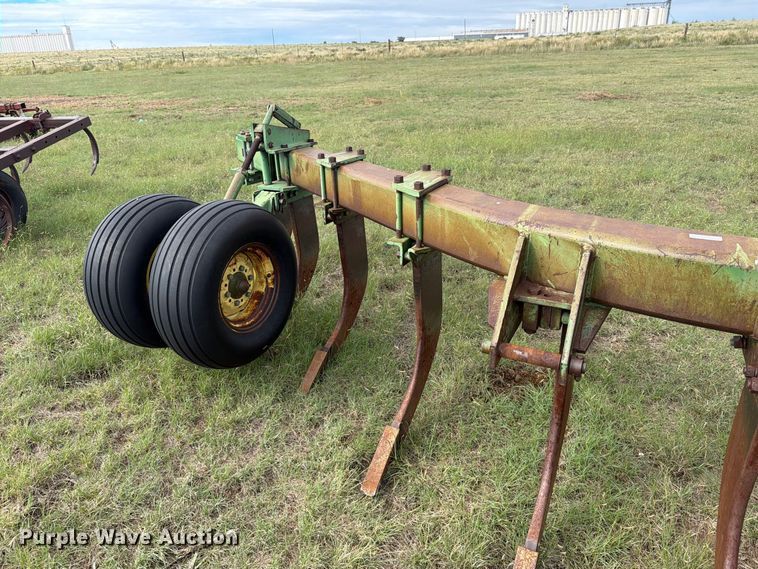 image for item EW4402 John Deere E0900 V-ripper