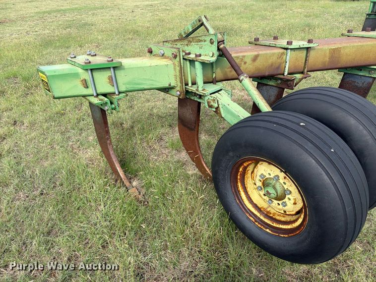 image for item EW4402 John Deere E0900 V-ripper