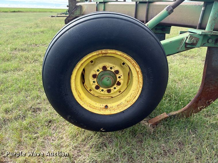 image for item EW4402 John Deere E0900 V-ripper