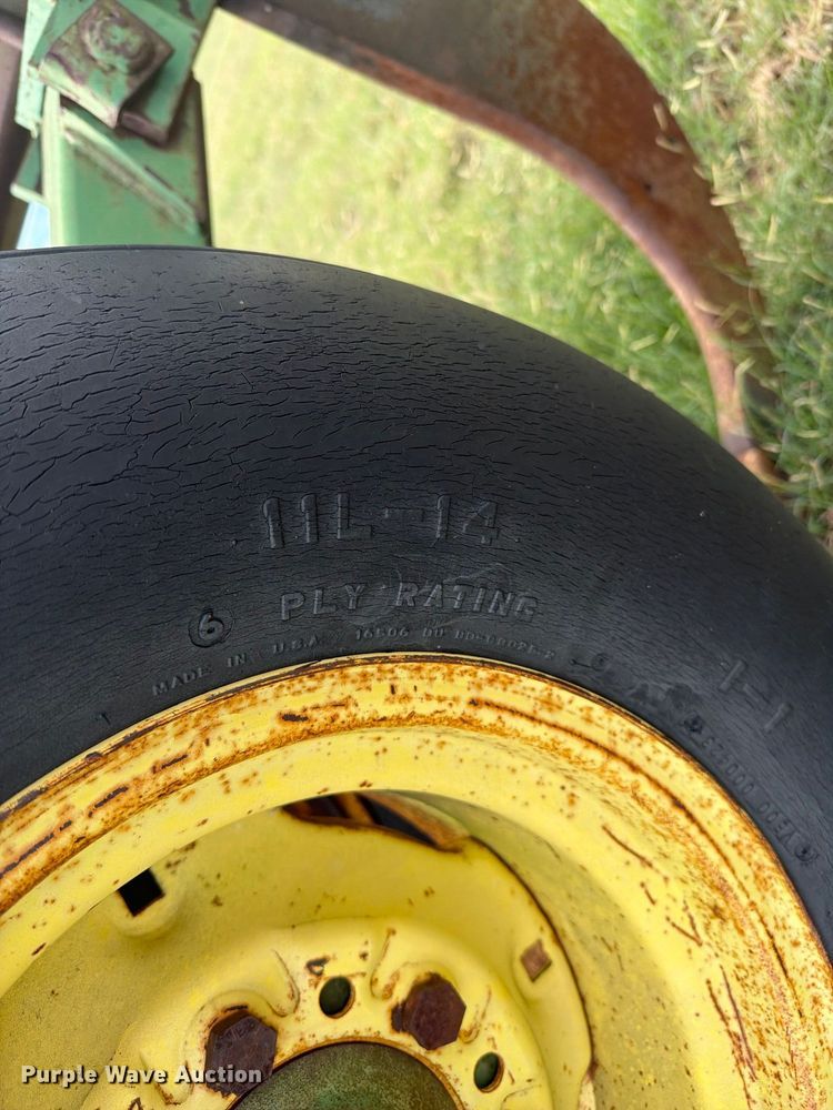 image for item EW4402 John Deere E0900 V-ripper