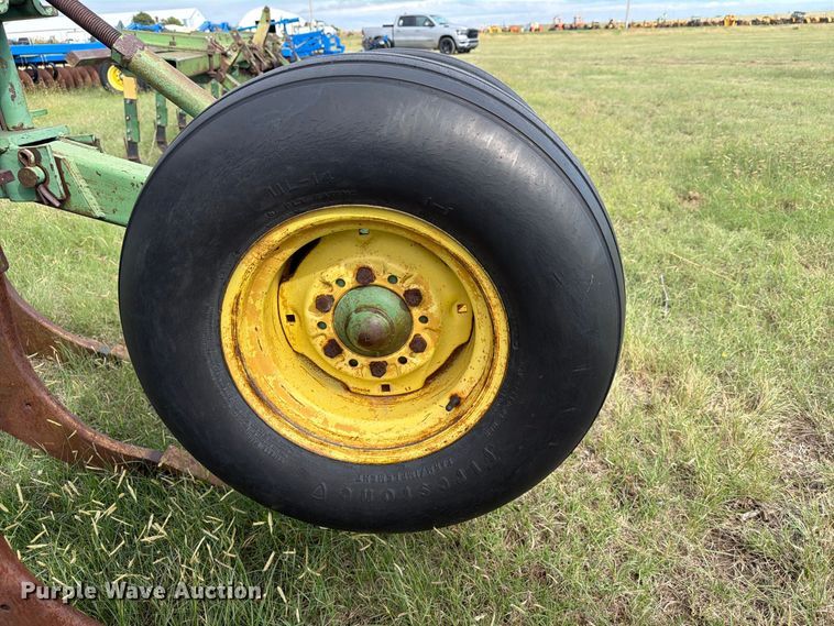 image for item EW4402 John Deere E0900 V-ripper