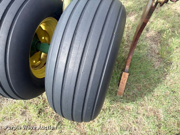 image for item EW4402 John Deere E0900 V-ripper