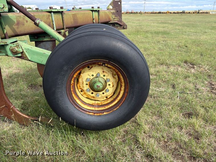 image for item EW4402 John Deere E0900 V-ripper
