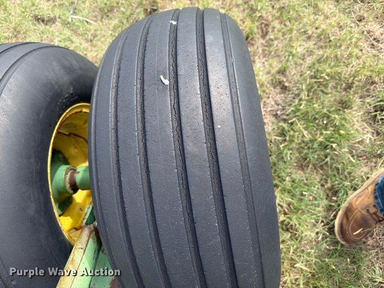 image for item EW4402 John Deere E0900 V-ripper