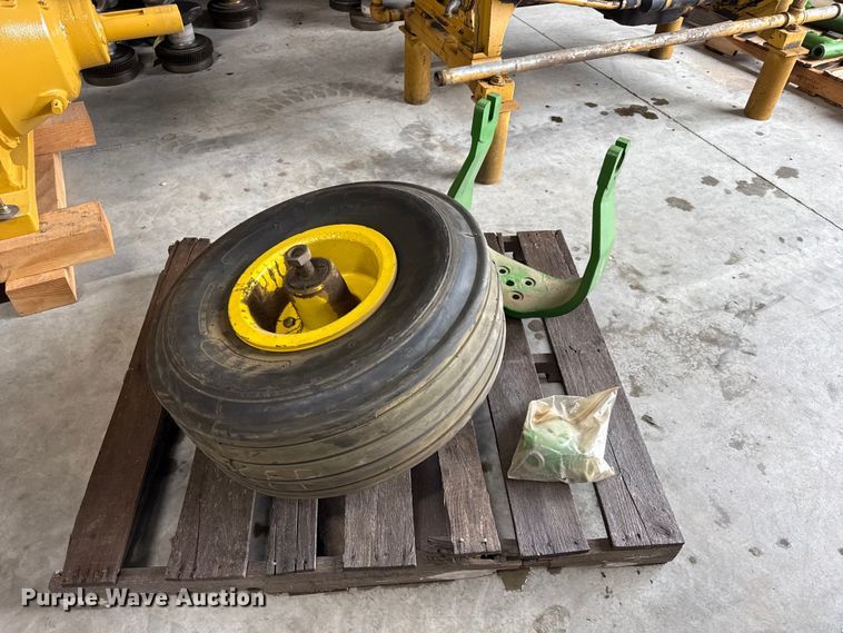 image for item EW4405 John Deere tricycle tractor front end