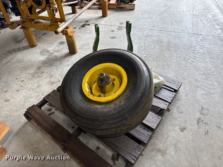 image for item EW4405 John Deere tricycle tractor front end