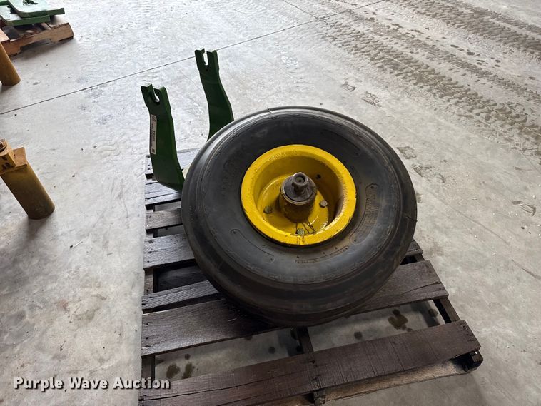 image for item EW4405 John Deere tricycle tractor front end