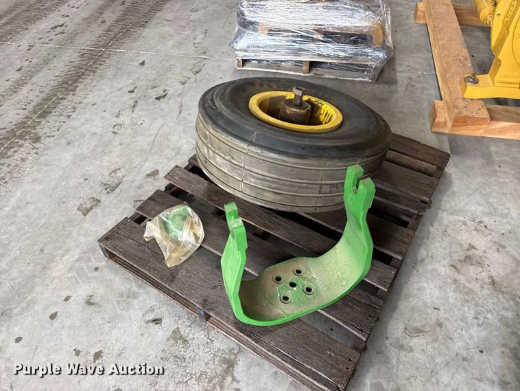 image for item EW4405 John Deere tricycle tractor front end