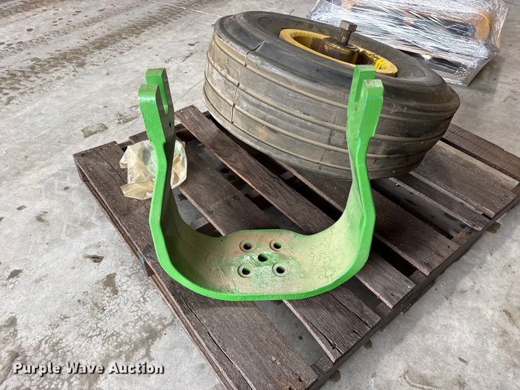 image for item EW4405 John Deere tricycle tractor front end