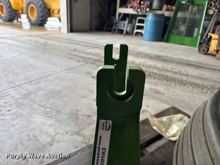 image for item EW4405 John Deere tricycle tractor front end