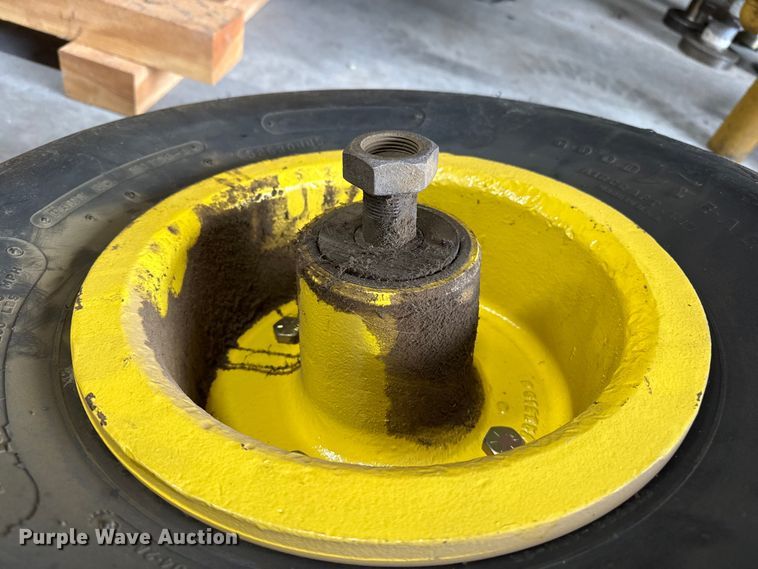image for item EW4405 John Deere tricycle tractor front end