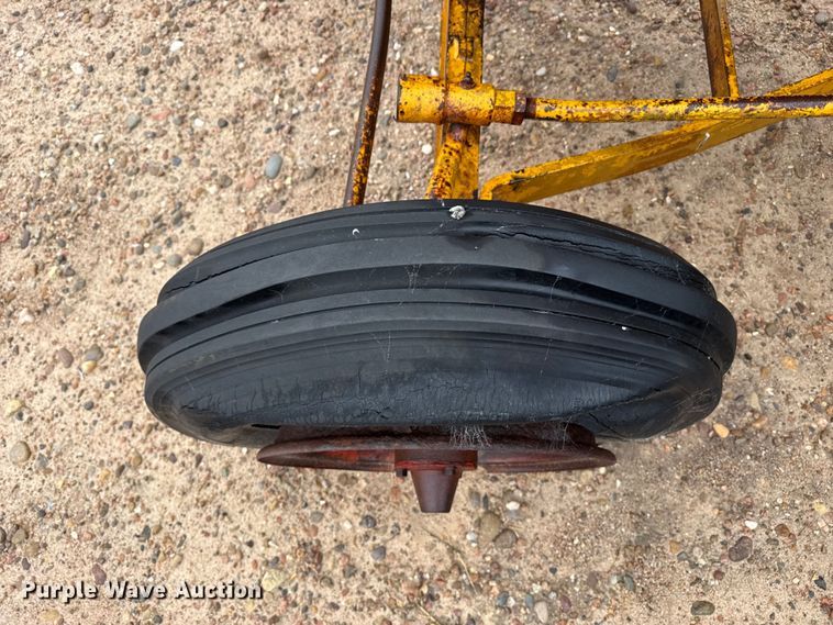 image for item EW4420 1948 Minneapolis Moline UTS tractor