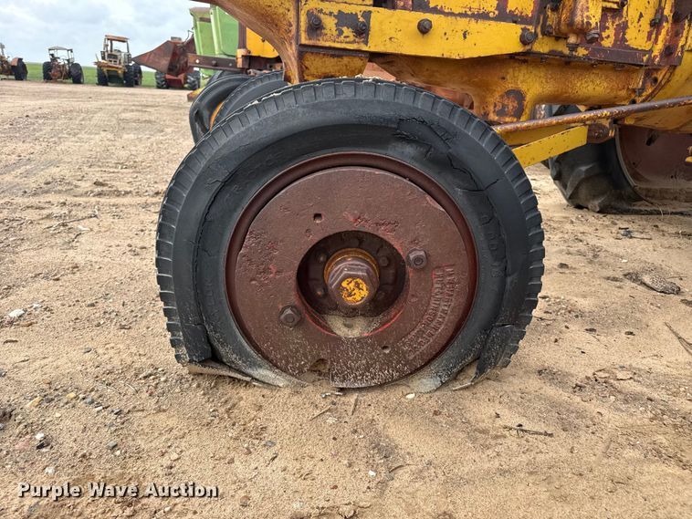 image for item EW4440 Minneapolis Moline UTS tractor