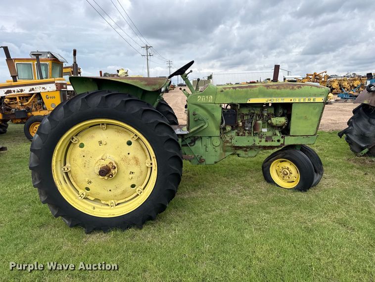 image for item EW4488 John Deere 2010 tractor