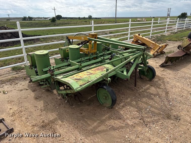 image for item FB6956 John Deere planter