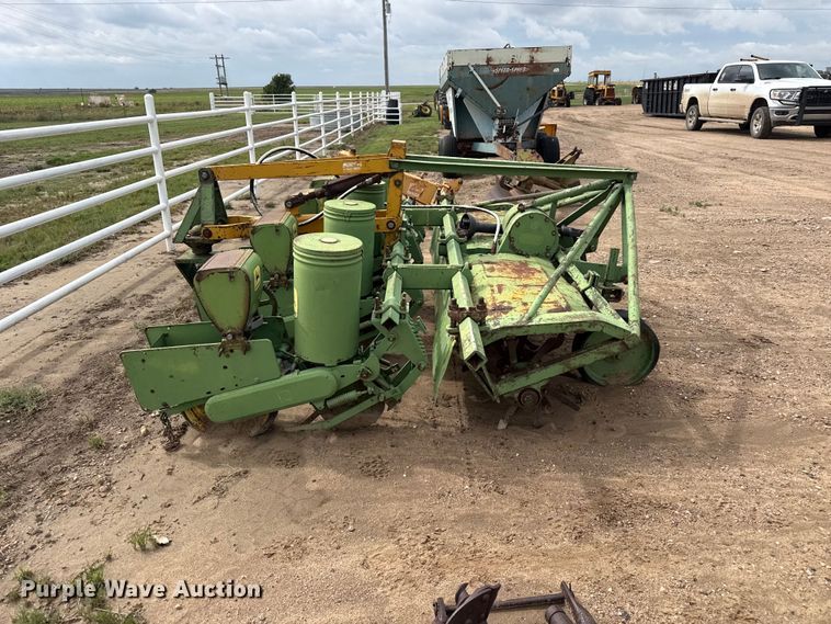 image for item FB6956 John Deere planter