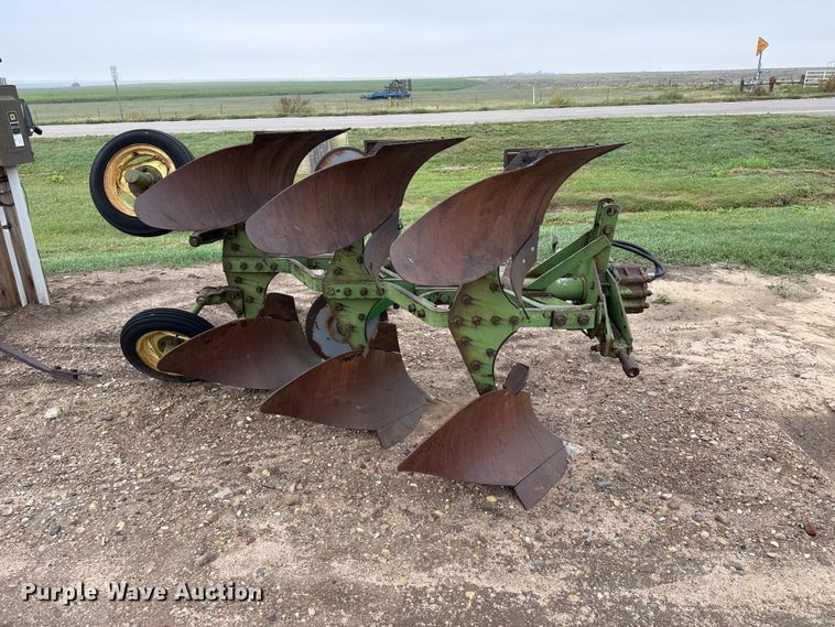 image for item FB6962 John Deere plow