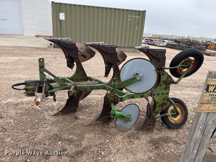 image for item FB6962 John Deere plow