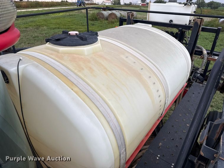 image for item FB6963 2004 Apache AS850 sprayer
