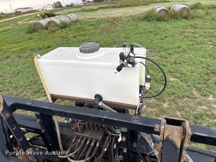 image for item FB6963 2004 Apache AS850 sprayer
