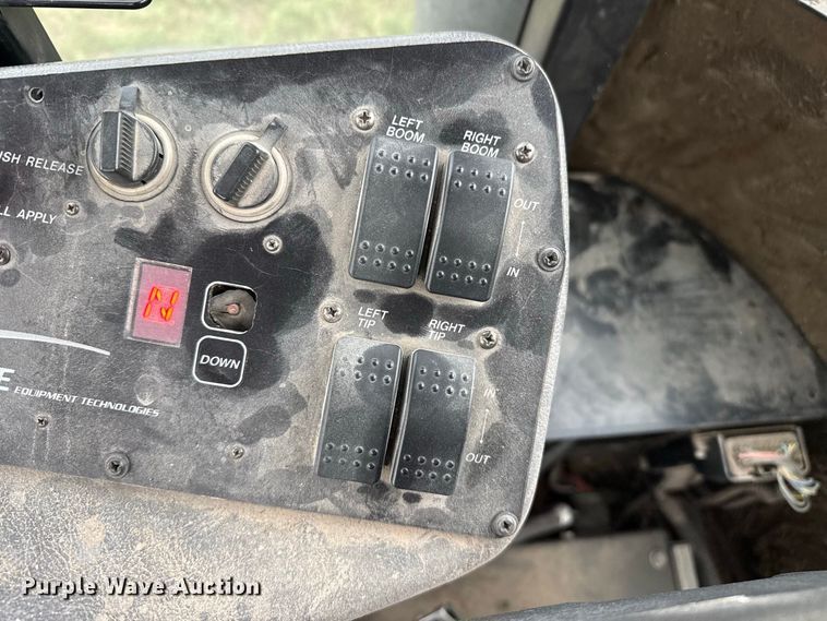 image for item FB6963 2004 Apache AS850 sprayer