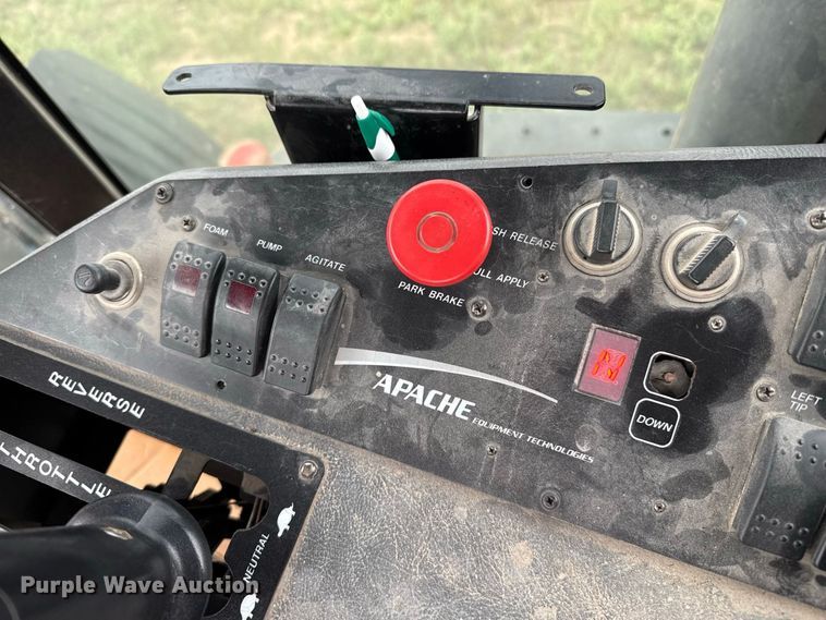 image for item FB6963 2004 Apache AS850 sprayer