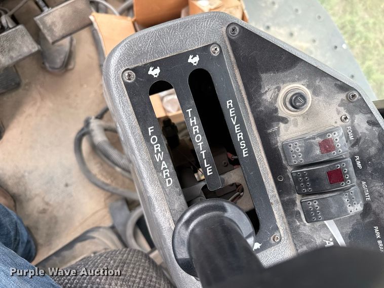 image for item FB6963 2004 Apache AS850 sprayer