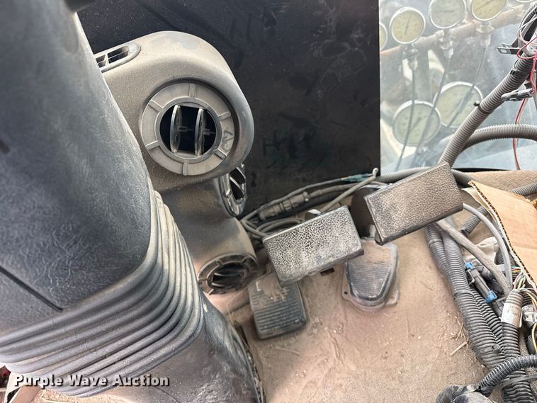 image for item FB6963 2004 Apache AS850 sprayer