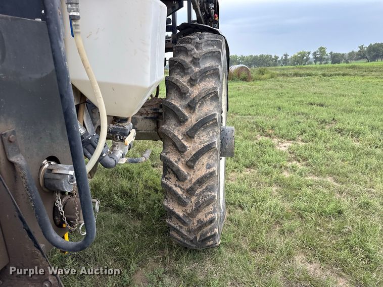 image for item FB6963 2004 Apache AS850 sprayer