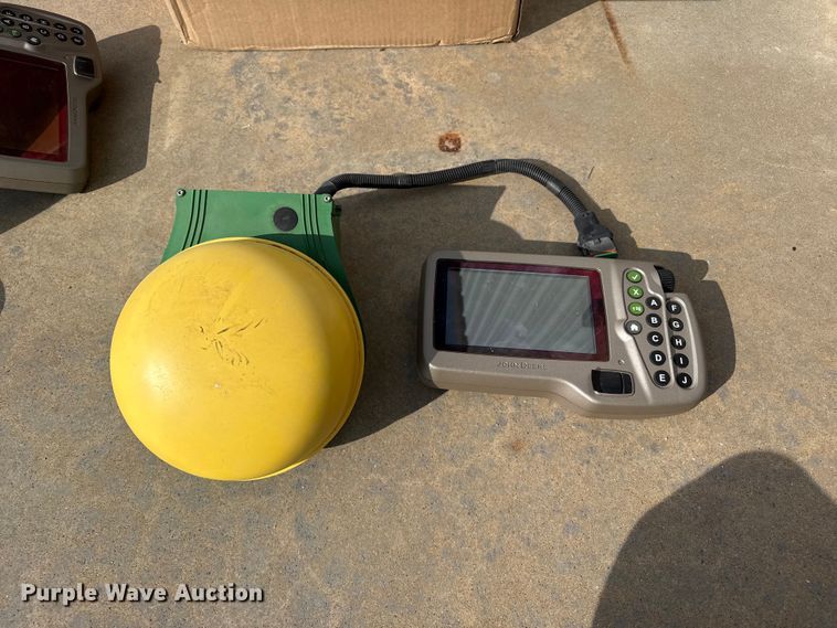 image for item FB8969 John Deere  GPS equipment