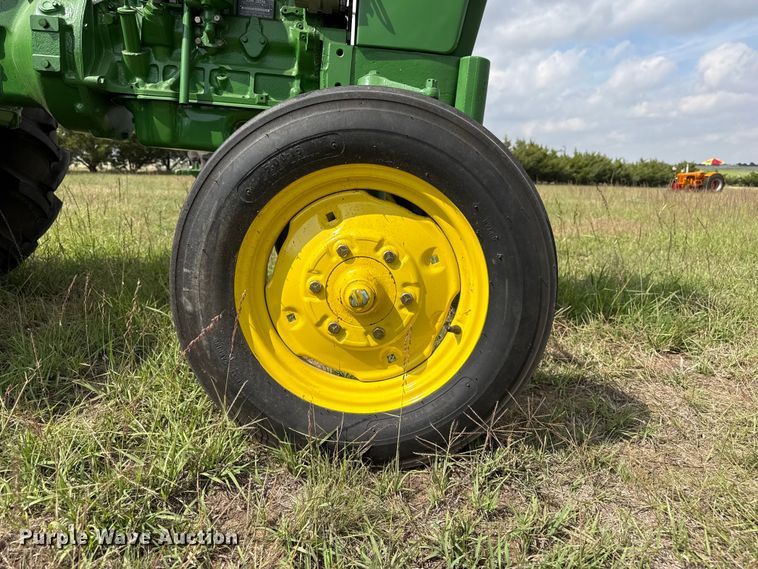 image for item FB8974 1962 John Deere 1010 tractor