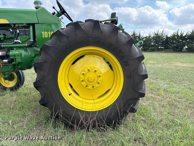 image for item FB8974 1962 John Deere 1010 tractor