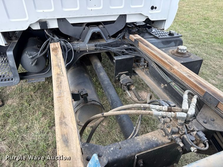 image for item FB8977 2000 GMC C8500 grain truck