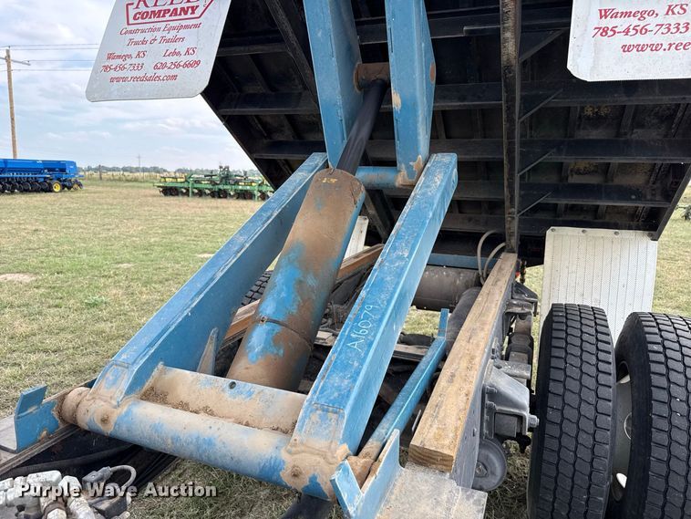 image for item FB8977 2000 GMC C8500 grain truck