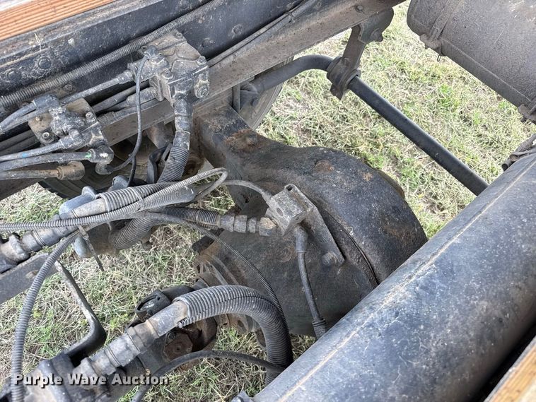 image for item FB8977 2000 GMC C8500 grain truck