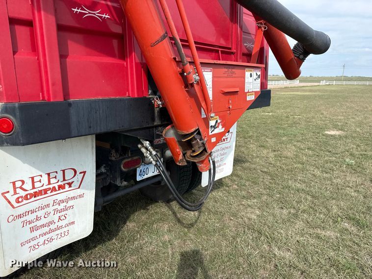 image for item FB8977 2000 GMC C8500 grain truck