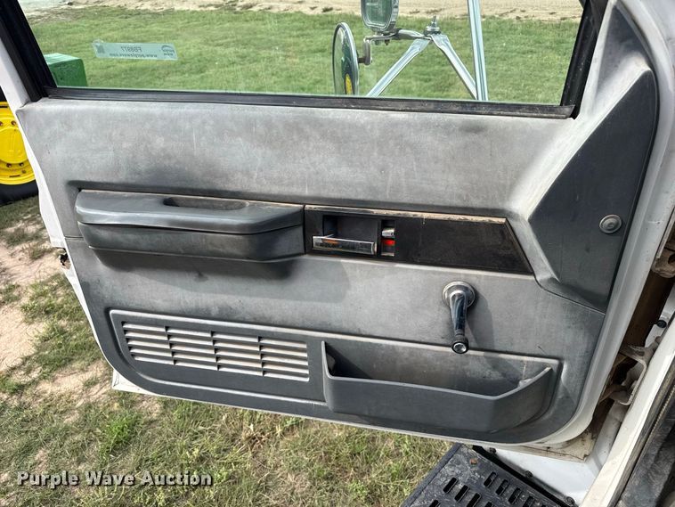 image for item FB8977 2000 GMC C8500 grain truck