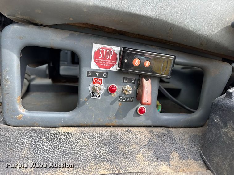 image for item FB8977 2000 GMC C8500 grain truck