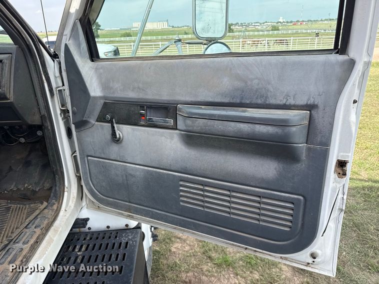 image for item FB8977 2000 GMC C8500 grain truck