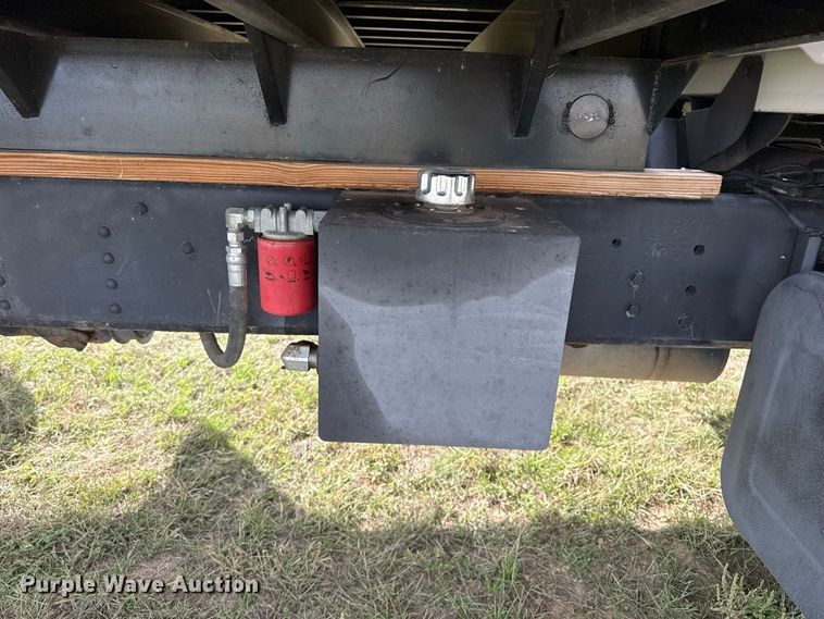image for item FB8977 2000 GMC C8500 grain truck