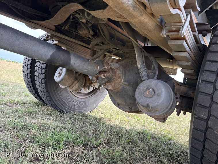 image for item FB8977 2000 GMC C8500 grain truck