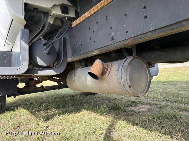 image for item FB8977 2000 GMC C8500 grain truck