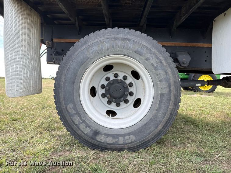 image for item FB8977 2000 GMC C8500 grain truck